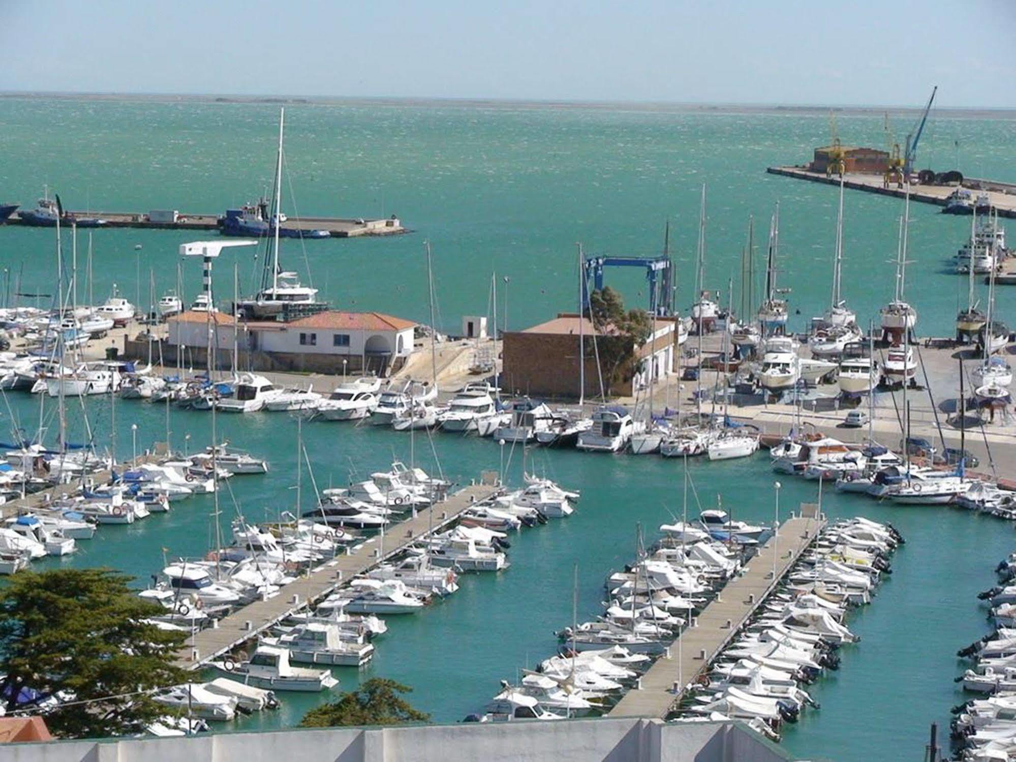 Hotel Del Port Sant Carlos de la Ràpita Екстериор снимка